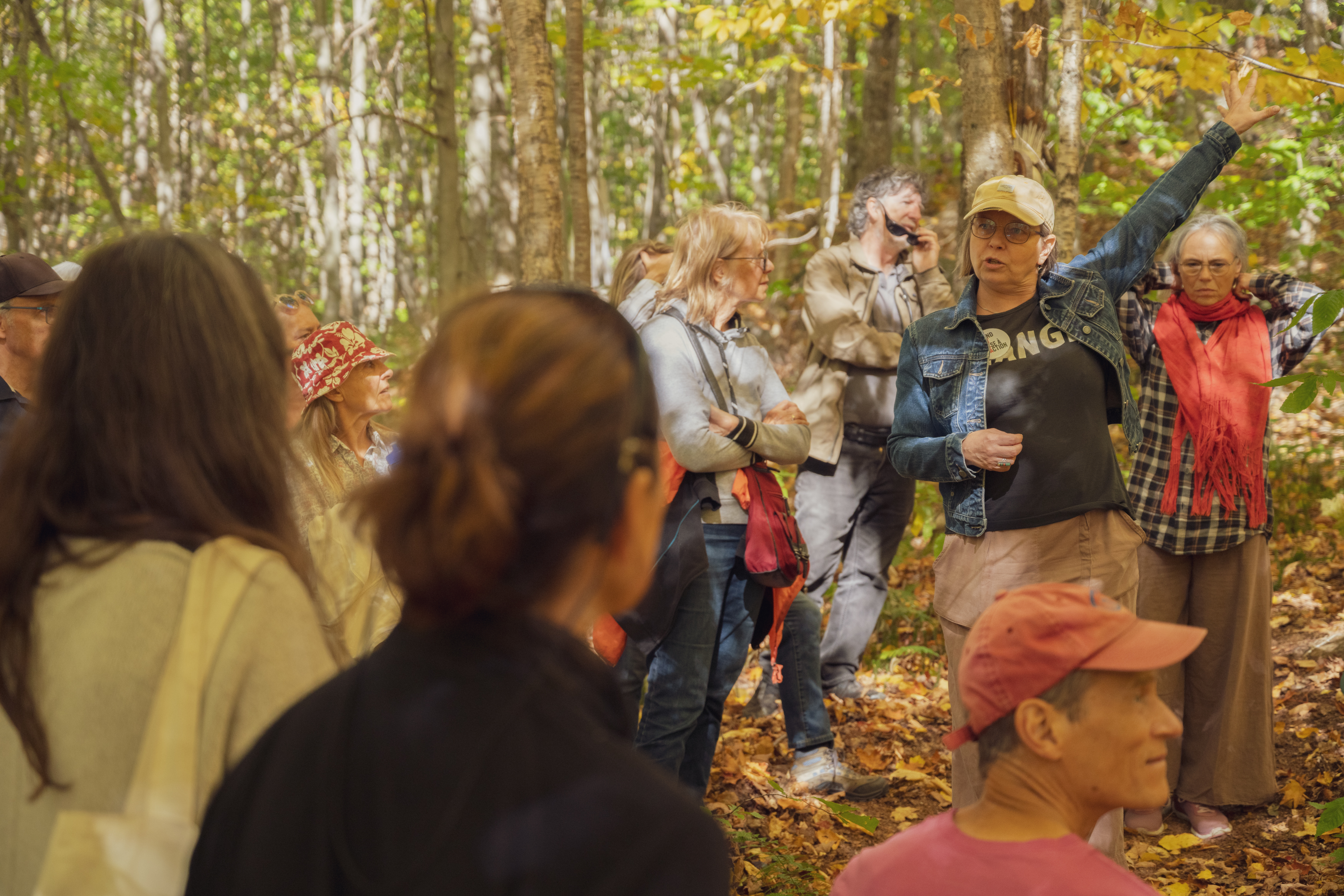 Annie Roy presentant loeuvre Chrysalide de Chloe Coomans  credits Steffie Boucher